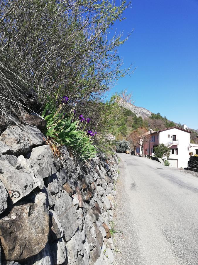 Gites Les Tilleuls Clamensane Exteriér fotografie
